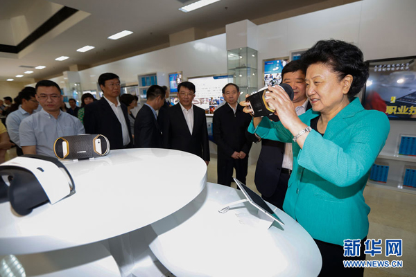 5月8日，中共中央政治局委員、國(guó)務(wù)院副總理劉延?xùn)|在天津出席2016年職業(yè)教育活動(dòng)周啟動(dòng)儀式暨全國(guó)職業(yè)院校技能大賽開(kāi)幕式。這是劉延?xùn)|（右一）在天津廣播電視大學(xué)體驗(yàn)區(qū)，通過(guò)全景VR設(shè)備體驗(yàn)汽車修理培訓(xùn)課程。新華社記者 沈伯韓攝