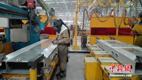 焊接工人正在工作。中新網(wǎng) 邱宇 攝