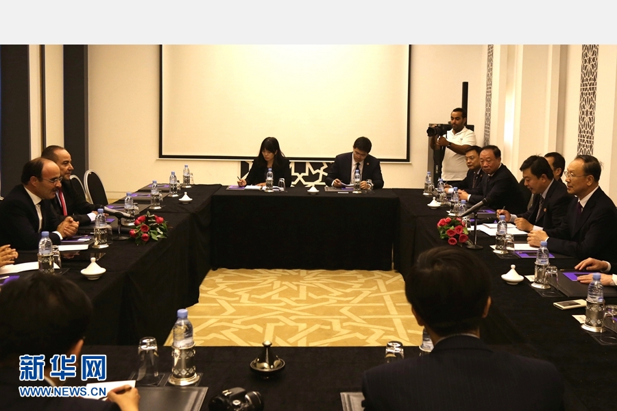 9月19日，在摩洛哥首都拉巴特，中共中央書(shū)記處書(shū)記、全國(guó)政協(xié)副主席杜青林（右一）會(huì)見(jiàn)摩洛哥真實(shí)性與現(xiàn)代黨總書(shū)記奧馬里（左一）。應(yīng)摩洛哥參議院邀請(qǐng)，中共中央書(shū)記處書(shū)記、全國(guó)政協(xié)副主席杜青林于18日至20日率中共代表團(tuán)訪摩，分別會(huì)見(jiàn)政府首腦本·基蘭、參議長(zhǎng)本希馬、真實(shí)性與現(xiàn)代黨總書(shū)記奧馬里等。新華社記者劉鍇攝