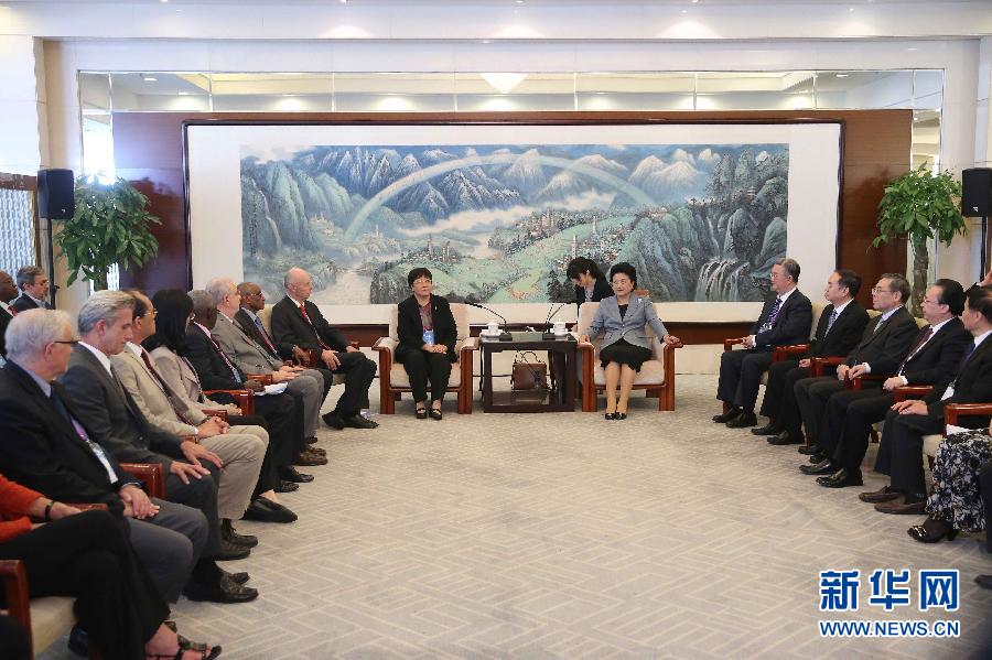 9月28日，國際醫(yī)學(xué)科學(xué)院組織2016年全體成員大會(huì)在北京舉行。國務(wù)院副總理劉延?xùn)|出席會(huì)議并作主旨報(bào)告。會(huì)前，劉延?xùn)|集體會(huì)見出席大會(huì)的主要嘉賓。新華社記者劉衛(wèi)兵攝 