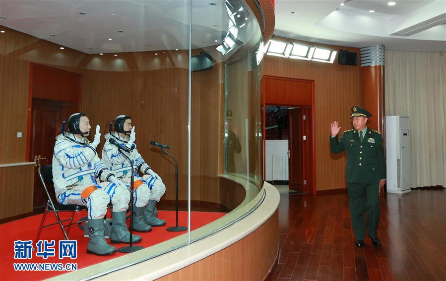 (時政)范長龍看望神舟十一號航天員景海鵬、陳冬