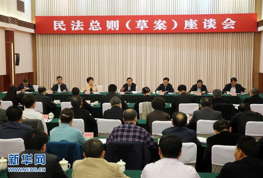 這是11月23日，張德江在成都主持召開(kāi)座談會(huì)，11個(gè)?。▍^(qū)、市）人大常委會(huì)負(fù)責(zé)同志、部分全國(guó)人大代表、法律工作者及專(zhuān)家學(xué)者參加會(huì)議。新華社記者 劉衛(wèi)兵 攝 