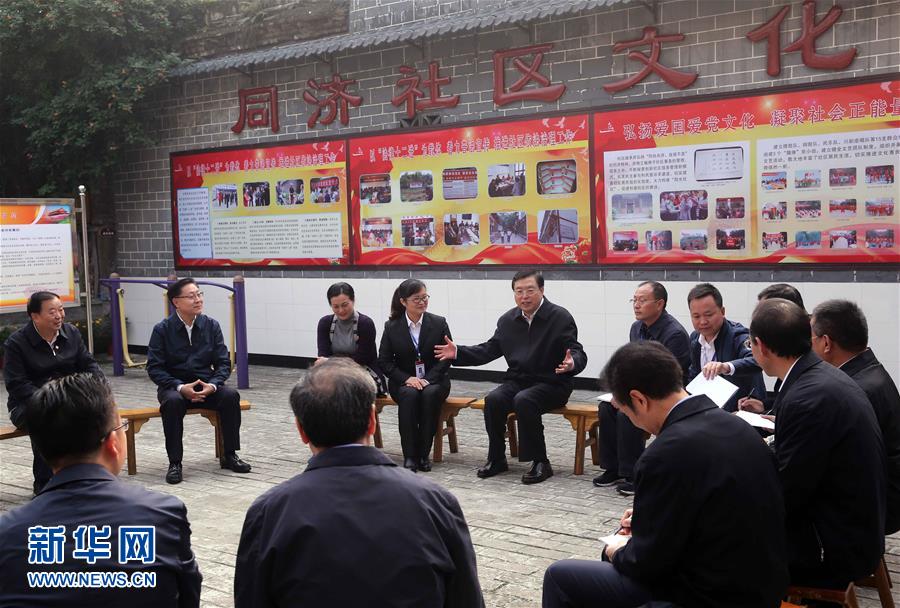 這是11月21日，張德江來(lái)到宜賓李莊鎮(zhèn)同濟(jì)社區(qū)，了解社區(qū)的工作情況。 新華社記者 劉衛(wèi)兵 攝 