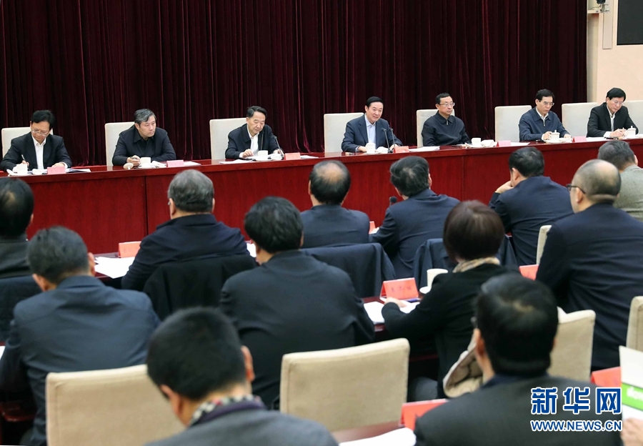 12月10日，中宣部在北京召開學(xué)習(xí)貫徹習(xí)近平總書記在中國(guó)文聯(lián)十大、中國(guó)作協(xié)九大開幕式上和會(huì)見中國(guó)記協(xié)第九屆理事會(huì)代表時(shí)重要講話精神座談會(huì)。中共中央政治局委員、中央書記處書記、中宣部部長(zhǎng)劉奇葆出席會(huì)議并講話。新華社記者 劉衛(wèi)兵 攝 