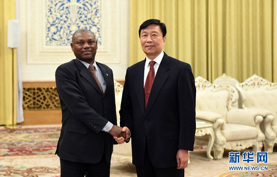 12月26日，國家副主席李源潮在北京會見圣多美和普林西比外交和海外僑民部部長博特略。 新華社記者 張鐸 攝