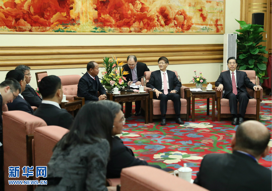 12月27日，中共中央政治局委員、中央政法委書記孟建柱在北京集體會(huì)見出席湄公河流域執(zhí)法安全合作機(jī)制成立五周年部長(zhǎng)級(jí)會(huì)議的各國(guó)代表團(tuán)團(tuán)長(zhǎng)。新華社記者 王曄 攝 