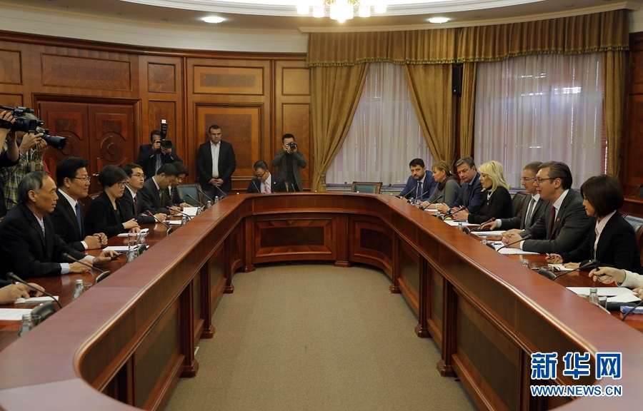 4月12日，塞爾維亞前進黨主席、政府總理武契奇（右二）在貝爾格萊德會見中共中央政治局委員、中央黨的建設(shè)工作領(lǐng)導小組副組長張春賢（左二）。新華社發(fā)（普雷德拉格·米洛薩夫列維奇攝）