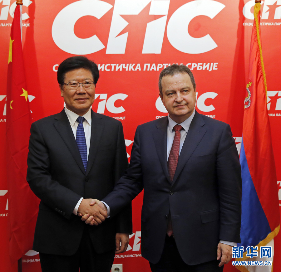4月13日，中共中央政治局委員、中央黨的建設(shè)工作領(lǐng)導小組副組長張春賢（左）在塞爾維亞貝爾格萊德會見塞社會黨主席、政府第一副總理兼外長達契奇。新華社發(fā)（普雷德拉格·米洛薩夫列維奇攝）