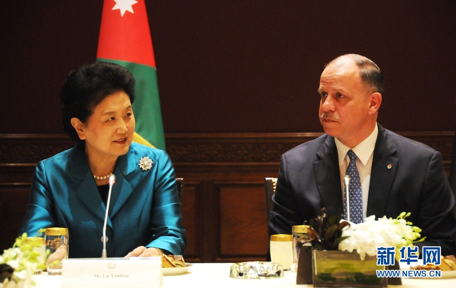 4月20日，在約旦首都安曼，約旦代國(guó)王費(fèi)薩爾（右）會(huì)見中國(guó)國(guó)務(wù)院副總理劉延?xùn)|。 新華社記者林曉蔚攝