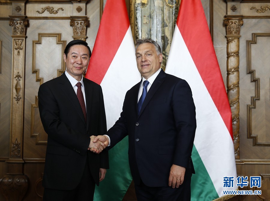 4月24日，在匈牙利首都布達(dá)佩斯，匈牙利總理、青民盟主席歐爾班（右）會(huì)見中共中央政治局委員、中央書記處書記、中宣部部長(zhǎng)劉奇葆。新華社記者葉平凡攝