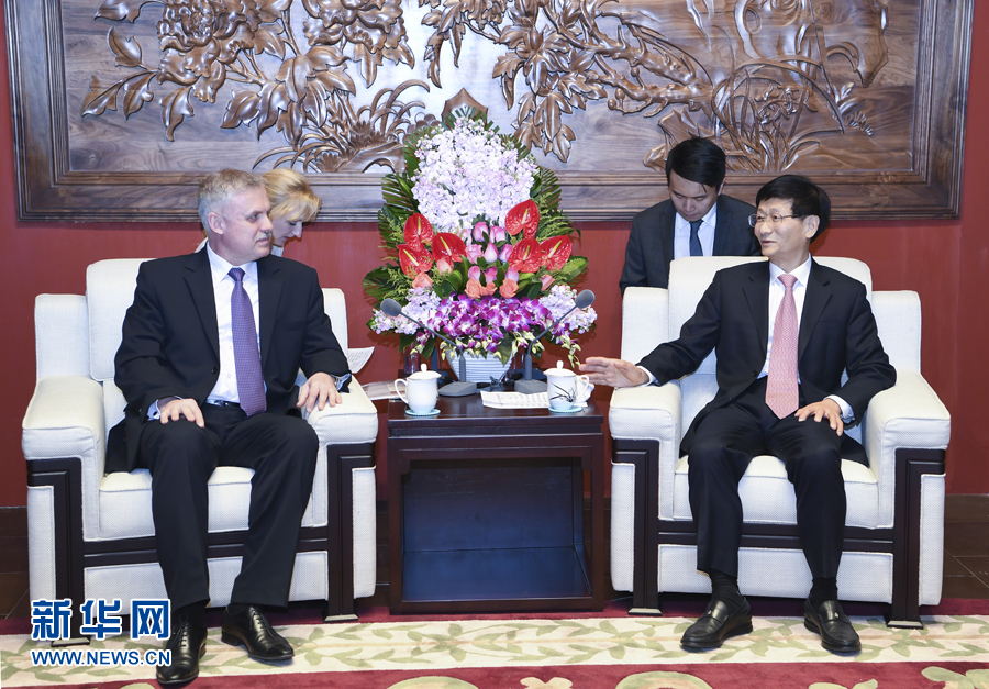 4月26日，中共中央政治局委員、中央政法委書記孟建柱在北京會(huì)見白俄羅斯安全會(huì)議國(guó)務(wù)秘書扎西。 新華社記者 張領(lǐng) 攝