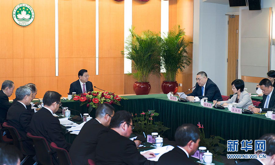 5月8日至10日，中共中央政治局常委、全國人大常委會委員長張德江視察澳門特別行政區(qū)。這是5月8日，張德江聽取澳門特別行政區(qū)政府工作匯報。新華社記者 李學(xué)仁 攝