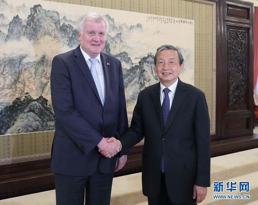 5月10日，國(guó)務(wù)院副總理馬凱在北京中南海紫光閣會(huì)見德國(guó)巴伐利亞州州長(zhǎng)、基社盟主席霍斯特·澤霍費(fèi)爾一行。 新華社記者王曄攝