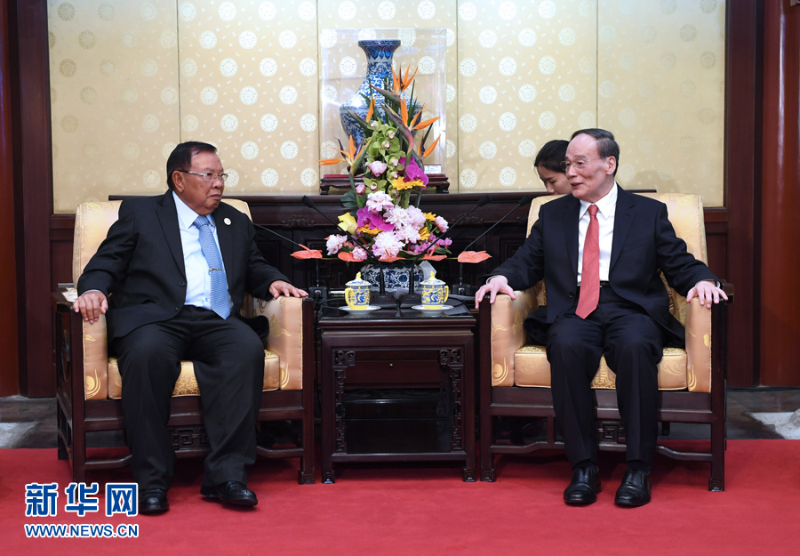 5月13日，中共中央政治局常委、中央紀(jì)委書(shū)記王岐山在北京釣魚(yú)臺(tái)國(guó)賓館會(huì)見(jiàn)老撾人民革命黨中央總書(shū)記、國(guó)家主席本揚(yáng)。 新華社記者 饒愛(ài)民攝