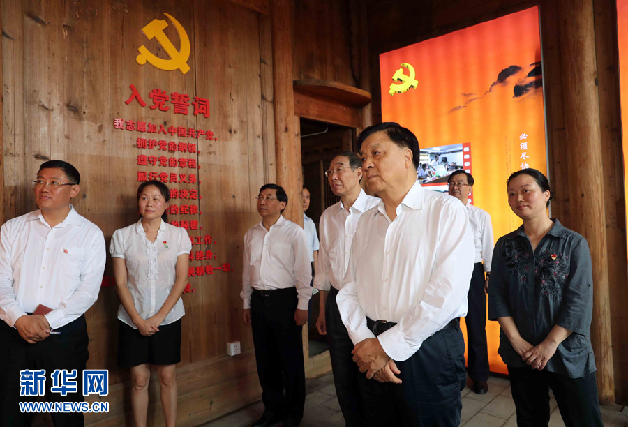 6月8日至10日，中共中央政治局常委、中央書(shū)記處書(shū)記劉云山在福建調(diào)研。這是6月9日，劉云山專程來(lái)到政和縣石圳村，深入了解廖俊波的事跡。新華社記者 劉衛(wèi)兵 攝