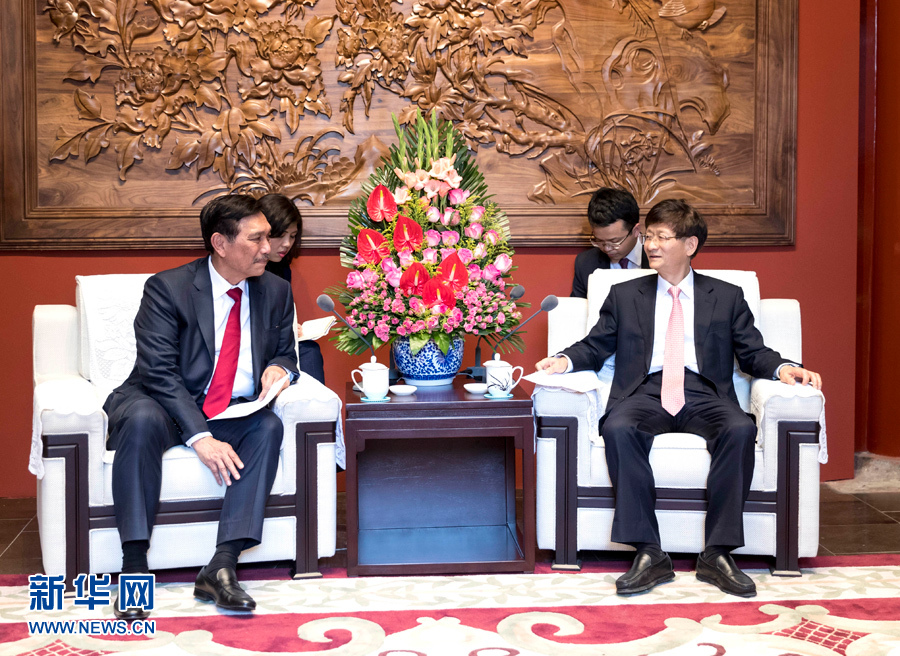 6月15日，中共中央政治局委員、中央政法委書(shū)記孟建柱在北京會(huì)見(jiàn)印尼總統(tǒng)特使、海洋統(tǒng)籌部長(zhǎng)盧胡特。   新華社記者 丁海濤攝