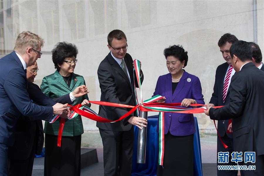 6月18日，在匈牙利布達(dá)佩斯，中國(guó)國(guó)務(wù)院副總理劉延?xùn)|在考察匈牙利塞梅爾維斯醫(yī)科大學(xué)時(shí)為健康學(xué)院新教學(xué)樓奠基。中國(guó)國(guó)務(wù)院副總理劉延?xùn)|18日在布達(dá)佩斯考察匈牙利塞梅爾維斯醫(yī)科大學(xué)并出席中匈中醫(yī)藥教育合作系列活動(dòng)。 新華社發(fā)（弗爾季·奧蒂洛攝） 