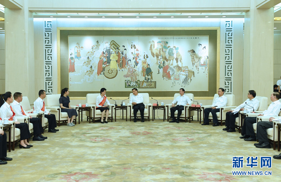 6月21日，廖俊波同志先進(jìn)事跡報(bào)告會(huì)在北京人民大會(huì)堂舉行。報(bào)告會(huì)前，中共中央政治局常委、中央書(shū)記處書(shū)記劉云山會(huì)見(jiàn)報(bào)告團(tuán)成員，代表習(xí)近平總書(shū)記，代表黨中央，向廖俊波同志家屬表示親切慰問(wèn)，并頒發(fā)黨中央追授廖俊波同志“全國(guó)優(yōu)秀共產(chǎn)黨員”證書(shū)、獎(jiǎng)?wù)?。新華社記者 饒愛(ài)民 攝