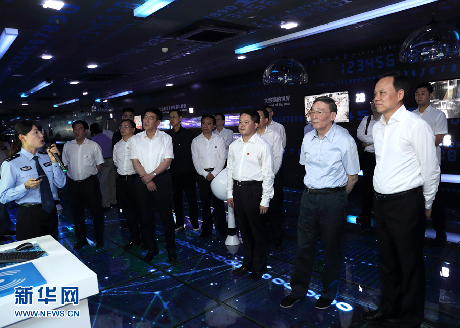 6月20日至22日，中共中央政治局常委、中央紀(jì)委書記王岐山在貴州省檢查紀(jì)檢監(jiān)察工作。這是6月21日，王岐山在調(diào)研期間考察貴陽大數(shù)據(jù)應(yīng)用展示中心。新華社記者 王曄 攝