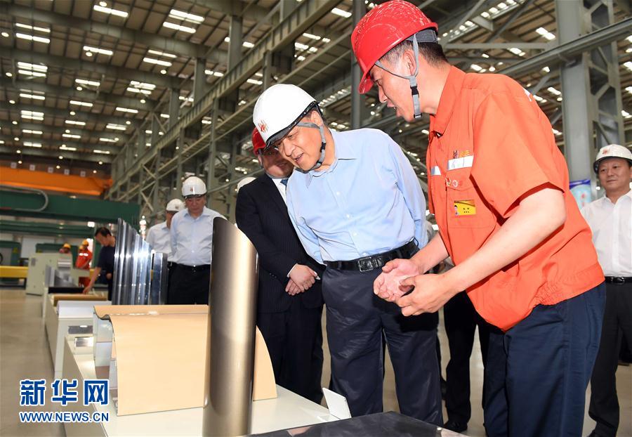 6月22日至24日，中共中央政治局常委、中央書記處書記劉云山在遼寧調(diào)研。這是6月22日，劉云山在營(yíng)口市忠旺鋁業(yè)公司調(diào)研。 新華社記者張鐸 攝