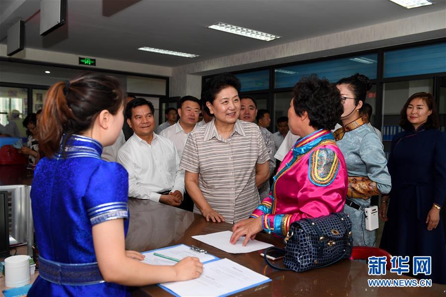 6月25日，全國民族團(tuán)結(jié)進(jìn)步創(chuàng)建經(jīng)驗(yàn)交流現(xiàn)場會在內(nèi)蒙古興安盟召開，中共中央政治局委員、國務(wù)院副總理劉延?xùn)|出席會議并講話。在內(nèi)蒙古期間，劉延?xùn)|考察內(nèi)蒙古人民代表會議舊址即“五一會址”，深入社區(qū)看望各族干部群眾。這是劉延?xùn)|在興安盟科右前旗興科社區(qū)與群眾交談。新華社記者 陳曄華 攝