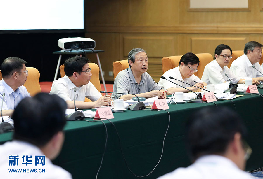 近日，中共中央政治局委員、國務(wù)院副總理馬凱在北京調(diào)研新能源汽車產(chǎn)業(yè)發(fā)展。這是7月4日，馬凱在北京深入新能源汽車充換電設(shè)施、充電服務(wù)平臺(tái)、分時(shí)租賃等單位調(diào)研，并主持召開推廣應(yīng)用座談會(huì)。新華社記者 龐興雷 攝