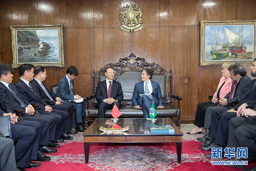 7月11日，在巴西首都巴西利亞，中共中央書記處書記、全國政協(xié)副主席杜青林（中左）會見巴西參議院議長歐尼西奧·奧利維拉（中右）。新華社記者李明攝