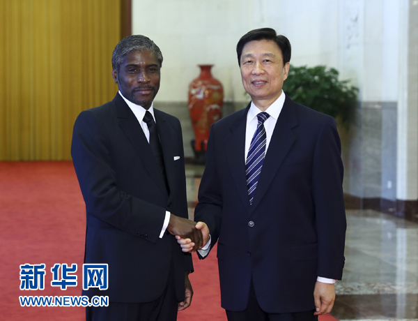 7月13日，中國國家副主席李源潮在北京人民大會(huì)堂與赤道幾內(nèi)亞副總統(tǒng)曼格會(huì)談。 新華社記者 謝環(huán)馳 攝