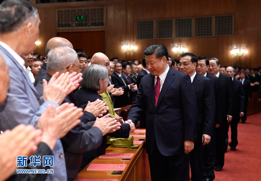 7月28日，慶祝中國人民解放軍建軍90周年文藝晚會(huì)《在黨的旗幟下》在北京人民大會(huì)堂舉行。中共中央總書記、國家主席、中央軍委主席習(xí)近平和李克強(qiáng)、張德江、俞正聲、劉云山、王岐山、張高麗等黨和國家領(lǐng)導(dǎo)人，與首都3000多名各界群眾一起觀看演出。演出開始前，習(xí)近平等與老戰(zhàn)士、老同志代表和“八一勛章”獲得者親切握手。新華社記者 李學(xué)仁 攝