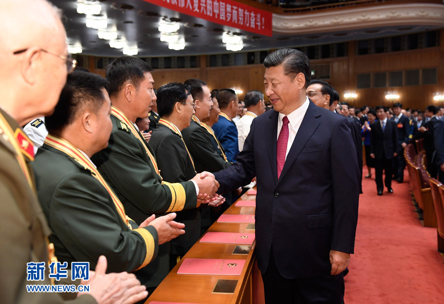 7月28日，慶祝中國人民解放軍建軍90周年文藝晚會(huì)《在黨的旗幟下》在北京人民大會(huì)堂舉行。中共中央總書記、國家主席、中央軍委主席習(xí)近平和李克強(qiáng)、張德江、俞正聲、劉云山、王岐山、張高麗等黨和國家領(lǐng)導(dǎo)人，與首都3000多名各界群眾一起觀看演出。演出開始前，習(xí)近平等與老戰(zhàn)士、老同志代表和“八一勛章”獲得者親切握手。新華社記者 李學(xué)仁 攝