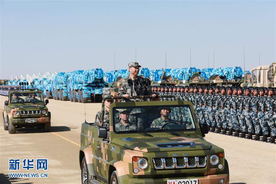 7月30日上午，慶祝中國人民解放軍建軍90周年閱兵在朱日和聯(lián)合訓(xùn)練基地隆重舉行。中共中央總書記、國家主席、中央軍委主席習(xí)近平檢閱部隊并發(fā)表重要講話。這是習(xí)近平乘車檢閱部隊。新華社記者 李剛 攝