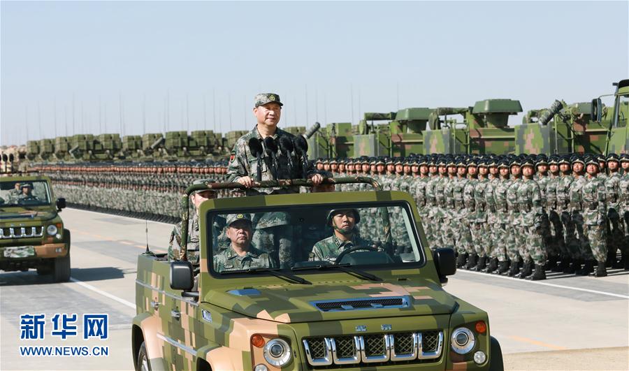 7月30日上午，慶祝中國人民解放軍建軍90周年閱兵在朱日和聯(lián)合訓(xùn)練基地隆重舉行。中共中央總書記、國家主席、中央軍委主席習(xí)近平檢閱部隊并發(fā)表重要講話。這是習(xí)近平乘車檢閱部隊。新華社記者 李剛 攝