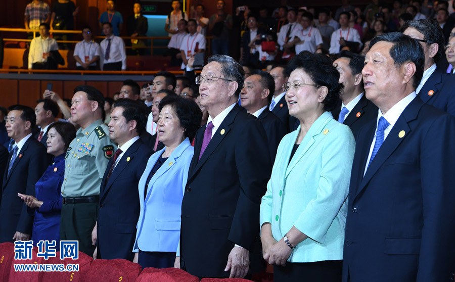 8月7日，慶祝內(nèi)蒙古自治區(qū)成立70周年文藝晚會《贊歌》在內(nèi)蒙古烏蘭恰特大劇院舉行。中共中央政治局常委、全國政協(xié)主席、中央代表團團長俞正聲和各族各界干部群眾等共約1300人觀看演出。新華社記者 張領(lǐng) 攝