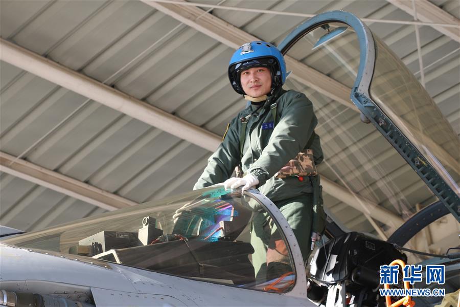 （建軍90周年·英雄·圖文互動）（1）聽，渤海灣有風吹過來——追記海軍某艦載航空兵部隊一級飛行員張超