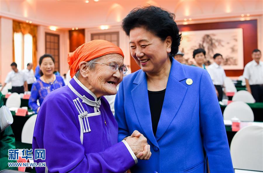 8月11日，中共中央政治局委員、國務(wù)院副總理、中央代表團副團長劉延?xùn)|率中央代表團二分團，看望慰問烏蘭察布各族干部群眾，轉(zhuǎn)達(dá)以習(xí)近平同志為核心的黨中央的親切關(guān)懷和全國人民的美好祝愿。這是劉延?xùn)|在出席烏蘭察布市慶祝內(nèi)蒙古自治區(qū)成立70周年座談會后，與“草原母親”都貴瑪親切交談。新華社記者 連振 攝