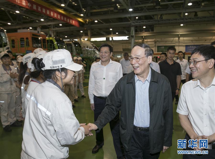 9月3日至5日，中共中央政治局常委、中央紀委書記、中央巡視工作領(lǐng)導(dǎo)小組組長王岐山在湖南省調(diào)研并主持召開巡察工作座談會。這是9月4日，王岐山到中國中車株洲電力機車有限公司考察。新華社記者 王曄 攝
