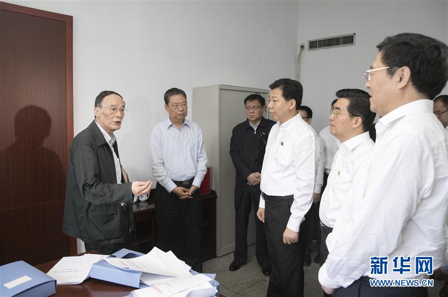 9月3日至5日，中共中央政治局常委、中央紀委書記、中央巡視工作領(lǐng)導(dǎo)小組組長王岐山在湖南省調(diào)研并主持召開巡察工作座談會。這是9月4日，王岐山來到株洲市委巡察辦看望巡察干部。新華社記者 王曄 攝
