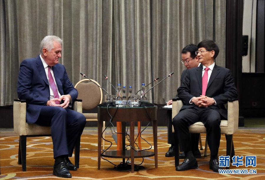 9月11日，在塞爾維亞首都貝爾格萊德，習(xí)近平主席特使、中共中央政治局委員、中央政法委書記孟建柱（右）會(huì)見塞爾維亞前總統(tǒng)尼科利奇（左）。新華社記者王慧娟攝