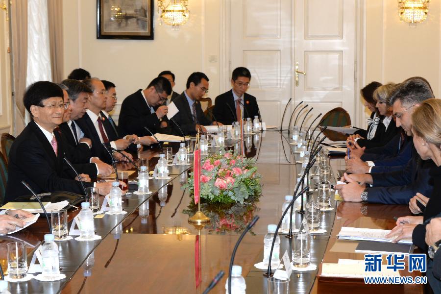 9月12日，克羅地亞總理普連科維奇（右二）在首都薩格勒布會見到訪的習(xí)近平主席特使、中共中央政治局委員、中央政法委書記孟建柱（左一）。新華社記者高磊攝