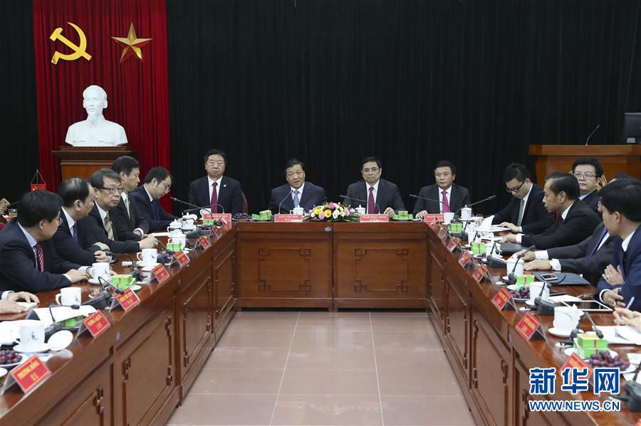 應(yīng)越南共產(chǎn)黨邀請，中共中央政治局常委、中央書記處書記劉云山9月18日至19日對越南進(jìn)行正式訪問。這是9月19日，劉云山在越共中央政治局委員范明政陪同下考察胡志明國家政治學(xué)院，并與曾赴華考察交流的越方學(xué)員代表進(jìn)行座談。 新華社記者龐興雷 攝