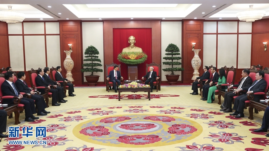 應(yīng)越南共產(chǎn)黨邀請，中共中央政治局常委、中央書記處書記劉云山9月18日至19日對越南進(jìn)行正式訪問。這是9月18日，劉云山在河內(nèi)會(huì)見越共中央總書記阮富仲。 新華社記者 龐興雷 攝