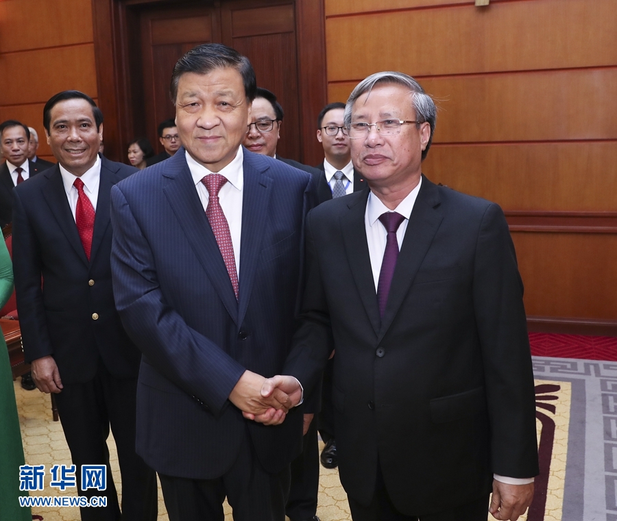 應(yīng)越南共產(chǎn)黨邀請，中共中央政治局常委、中央書記處書記劉云山9月18日至19日對越南進(jìn)行正式訪問。這是9月18日，劉云山在河內(nèi)與越共中央政治局委員陳國旺舉行會(huì)談。 新華社記者 龐興雷 攝