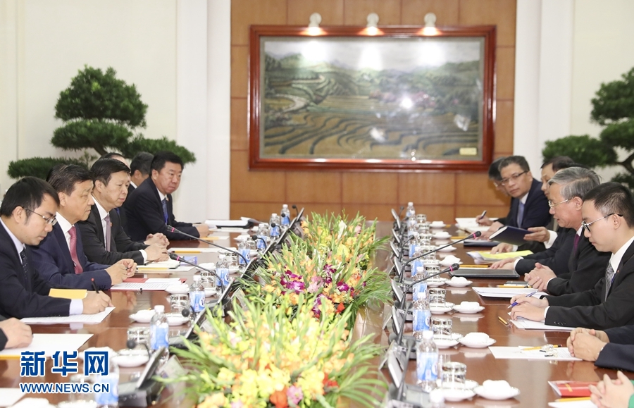 應(yīng)越南共產(chǎn)黨邀請，中共中央政治局常委、中央書記處書記劉云山9月18日至19日對越南進(jìn)行正式訪問。這是9月18日，劉云山在河內(nèi)與越共中央政治局委員陳國旺舉行會(huì)談。 新華社記者 丁林 攝