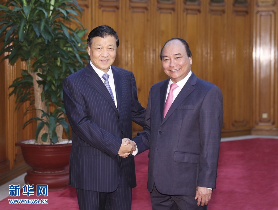 應(yīng)越南共產(chǎn)黨邀請，中共中央政治局常委、中央書記處書記劉云山9月18日至19日對越南進(jìn)行正式訪問。這是9月19日，劉云山在河內(nèi)會(huì)見越南總理阮春福。 新華社記者 丁林 攝