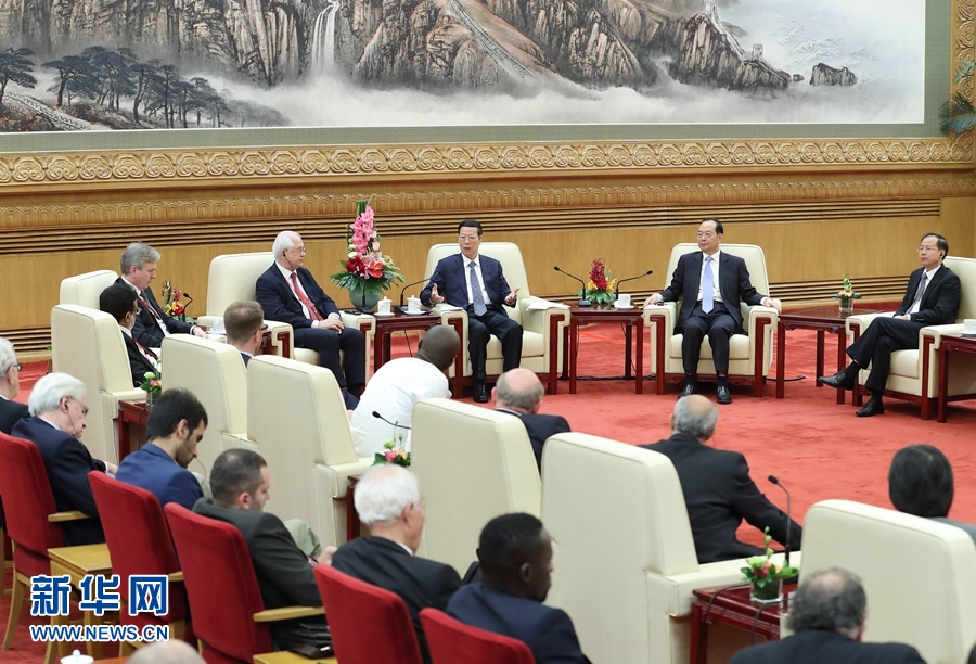 9月21日，中共中央政治局常委、國務(wù)院副總理張高麗在北京人民大會(huì)堂會(huì)見來華參加2017“一帶一路”媒體合作論壇的外方代表并回答大家關(guān)心的問題。新華社記者王曄攝 