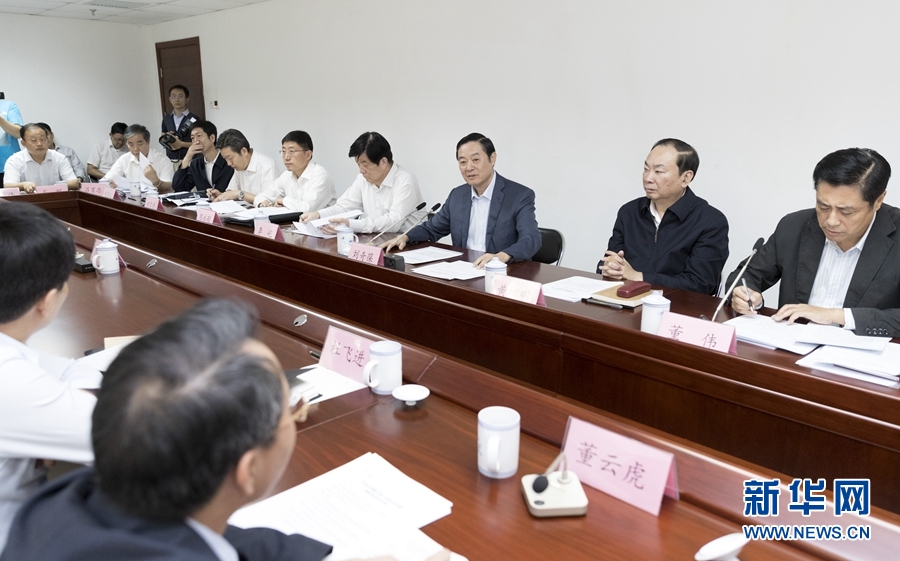 9月22日，中共中央政治局委員、中央書記處書記、中宣部部長劉奇葆在北京調(diào)研京劇像音像工程情況。這是劉奇葆與有關方面負責同志座談交流。新華社記者 丁海濤 攝