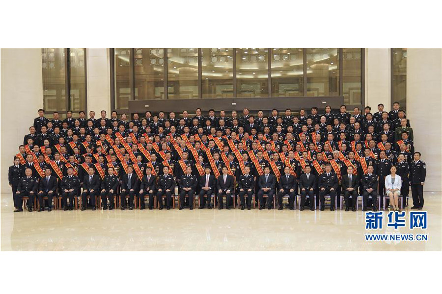 9月22日，“熱血鑄劍·丹心衛(wèi)民”全國公安百佳刑警推選活動(dòng)揭曉儀式在北京舉行。中共中央政治局委員、中央政法委書記孟建柱會(huì)見當(dāng)選民警并觀看揭曉儀式。國務(wù)委員、公安部部長郭聲琨參加會(huì)見并觀看揭曉儀式。新華社記者 殷剛 攝