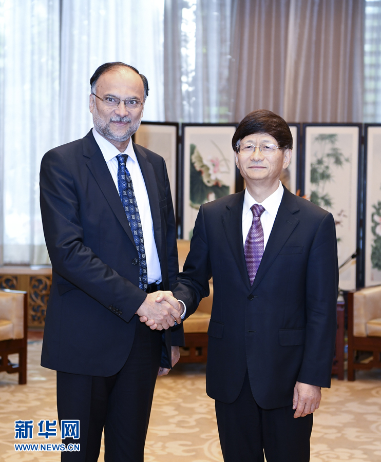 9月26日，中共中央政治局委員、中央政法委書記孟建柱在北京會見來華出席國際刑警組織第86屆全體大會的巴基斯坦內(nèi)政部長伊克巴爾。新華社記者 張領(lǐng) 攝