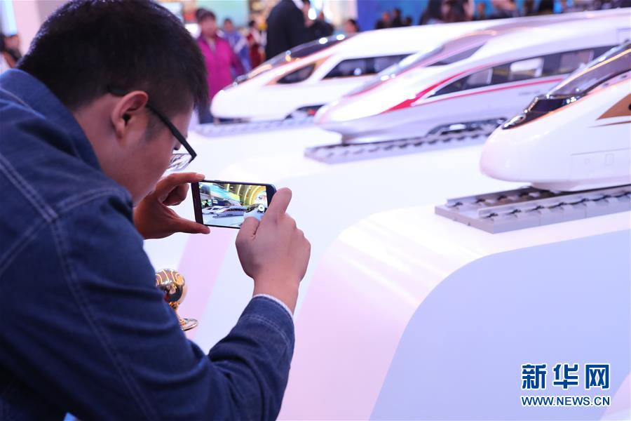 （十九大時光·圖文互動）（2）向著夢想，奮進(jìn)！——來自“砥礪奮進(jìn)的五年”大型成就展現(xiàn)場的報道 