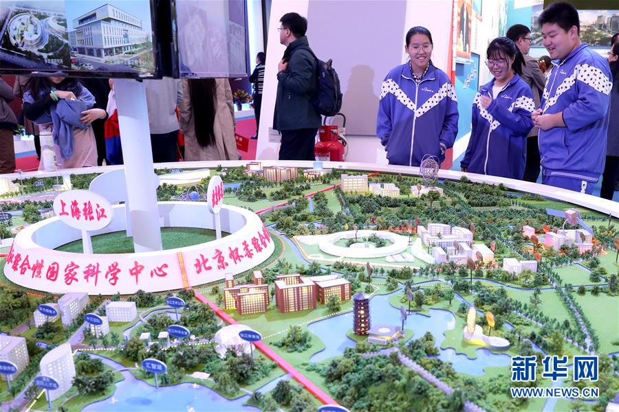 （十九大時光·圖文互動）（4）向著夢想，奮進(jìn)！——來自“砥礪奮進(jìn)的五年”大型成就展現(xiàn)場的報道 